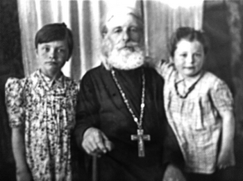 Михаил Алефиренко с внучками Антониной Алексеевной и Верой